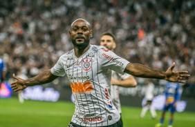 Love marcou o nico gol do Corinthians contra o CSA, na Arena, pelo Brasileiro