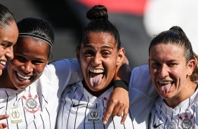 Gabi, Victória, Mimi e Cacau comemorando a goleada por 9 a 0 sobre o São Francisco