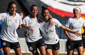 Gabi, Victria, Mimi e Pardal comemoram a goleada por 9 a 0 sobre o So Francisco