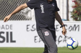 Técnico Fábio Carille a beira de campo no treino deste sábado