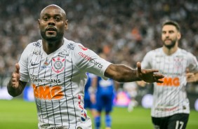 Vagner Love comemora seu gol contra o CSA, na Arena, pelo Brasileirão
