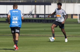 Zagueiro joga j treino com a equipe