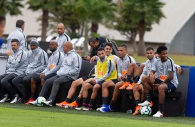 Banco de reservas durante jogo contra o Juventus, no CT