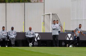 Carille e comisso tcnica observam jogo-treino contra o Juventus, no CT Joaquim Grava