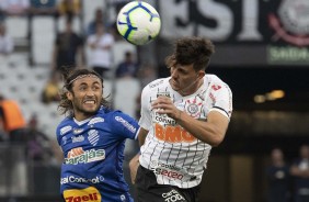 Danilo Avelar durante jogo contra o CSA, na Arena Corinthians, pelo Brasileirão