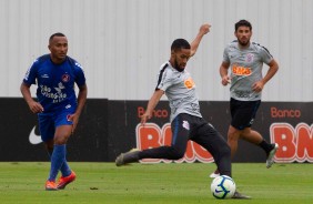 Everaldo e Bruno Méndez durante jogo-treino contra o Juventus, no CT Joaquim Grava