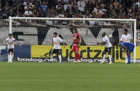 Jogadores do Corinthians na defesa durante investida do CSA, na Arena