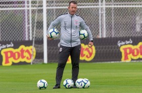 Leandro Idalino, preparador de goleiros, durante jogo-treino contra o Juventus, no CT Joaquim Grava