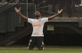 Love marcou o nico gol do Corinthians contra o CSA, pelo Campeonato Brasileiro