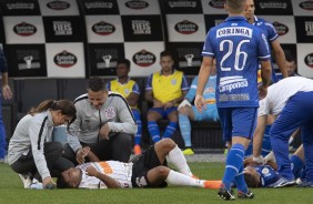 Médica do Corinthians presta atendimento a Sornoza, durante jogo contra o CSA