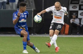 Meia Régis durante jogo contra o CSA, na Arena Corinthians, pelo Brasileirão
