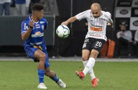 Meia Rgis durante jogo contra o CSA, na Arena Corinthians, pelo Brasileiro