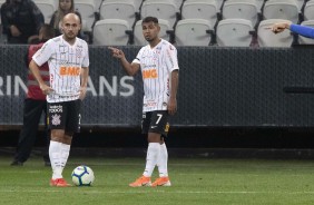 Régis e Sornoza durante cobrança de falta contra o CSA, na Arena Corinthians