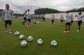 Timo se aquece para jogo-treino contra o Juventus, no CT Joaquim Grava