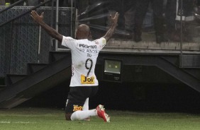 Vagner Love comemorando seu gol contra o CSA, pelo Brasileiro, na Arena Corinthians