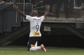Vagner Love comemorando seu gol contra o CSA, pelo Brasileirão, na Arena Corinthians