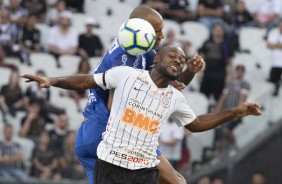 Vagner Love no jogo contra o CSA, pelo Campeonato Brasileiro