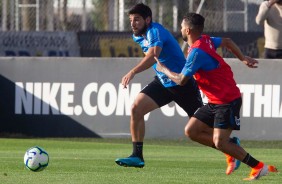 Bruno Mndez e Clayson no treino nesta quinta-feira no CT Joaquim Grava