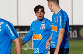 Fagner e Avelar no treino nesta quinta-feira no CT Joaquim Grava