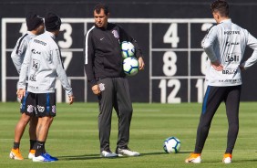 Carille e jogadores durante o treino desta sexta-feira no CT Joaquim Grava