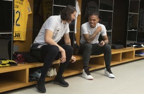 Cssio e Urso no vestirio antes do jogo contra o Flamengo, na Arena Corinthians