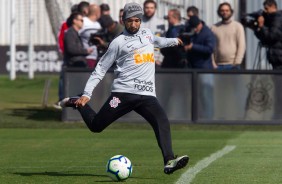 Clayson durante o treino desta sexta-feira no CT Joaquim Grava