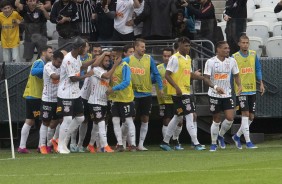 Elenco comemora gol do Corinthians contra o Flamengo, pelo Brasileiro