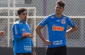 Fagner e Avelar no último treino antes do jogo contra o Flamengo, pelo Brasileirão