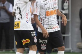 Fagner e Gabriel durante jogo contra o Flamengo, na Arena Corinthians, pelo Brasileirão