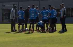 Jogadores do Corinthians no treino desta terça-feira no CT Joaquim Grava
