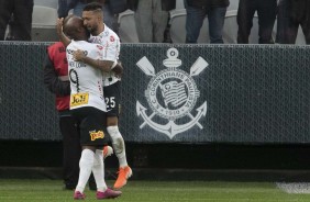 Love e Clayson durante jogo contra o Flamengo, na Arena Corinthians, pelo Brasileiro