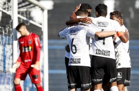 Elenco do Corinthians durante jogo contra a Ponte Preta, pelo Brasileirão Sub-20