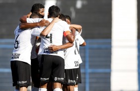 Elenco do Timão durante jogo contra a Ponte Preta, pelo Brasileirão Sub-20