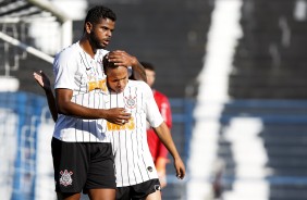 Nathan e Janderson durante jogo contra a Ponte Preta, pelo Brasileirão Sub-20