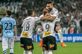 Clayson comemoro com Vagner Love seu gol contra o Montevideo Wanderers, pela Sul-Americana