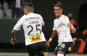 Clayson e Pedrinho comemoram o gol do meia contra o Montevideo Wanderers