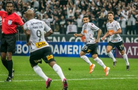 Clayson marcou o primeiro gol do Corinthians contra o Montevideo Wanderers