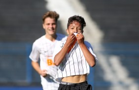 Jogadores do Corinthians Sub-15 comemoram gol pelo Paulista