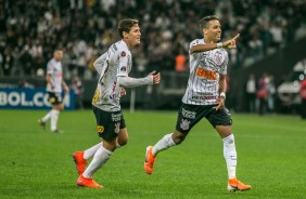 Vital e Pedrinho comemorando o gol do garoto contra o Montevideo Wanderers