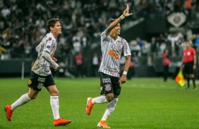 Vital e Pedrinho no jogo contra o Montevideo Wanderers, pela Copa Sul-Americana, na Arena