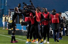 Elenco comemorando gol contra o Montevideo, pela Copa Sul-Americana