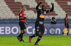 Love comemorando gol contra o Montevideo, pela Copa Sul-Americana