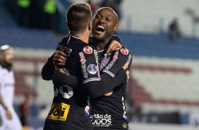 Ramiro e Love durante jogo contra o Montevideo, pela Copa Sul-Americana