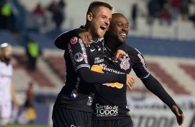 Ramiro e Vagner Love comemorando gol contra o Montevideo, pela Sul-Americana