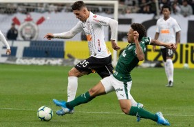 Danilo Avelar disputando jogada com adversrio no Drbi deste domingo