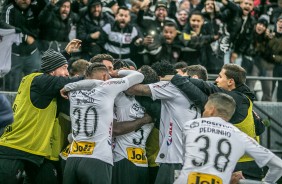 Elenco comemorando gol de Manoel, contra o Palmeiras, na Arena Corinthians