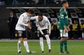 Fagner e Everaldo conversam durante o jogo deste domingo, contra o Palmeiras