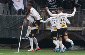 Jogadores do Corinthians comemorando gol no Drbi deste domingo