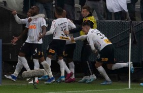 Jogadores do Corinthians comemorando gol no jogo deste domingo, diante o Palmeiras