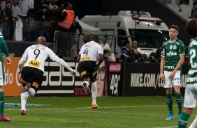 Manoel comemora seu gol na partida contra o Palmeiras